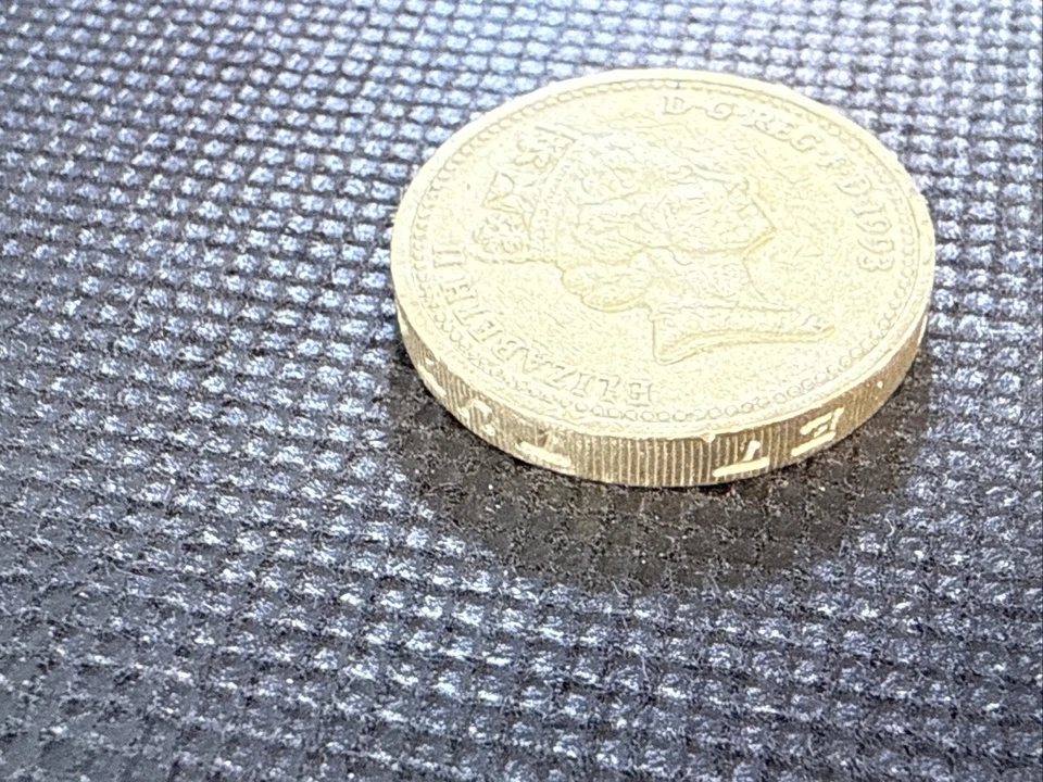 Rare 1993 Queen Elizabeth II One Pound coin - ERROR Side Coin - Upside Down #35 - Image 2 of 4