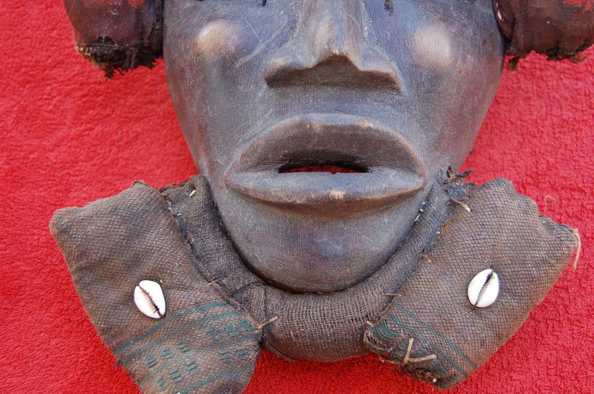 ART AFRICAIN ANCIEN Masque africain en bois sculpté sur socle en
