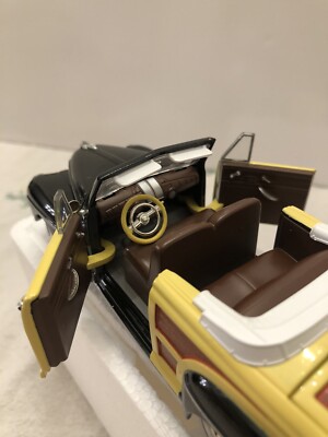 1/18 1946 Ford Sportsman ミニカー 1946 Ford Sportsman Woody Black 1/18 Diecast Model Car by