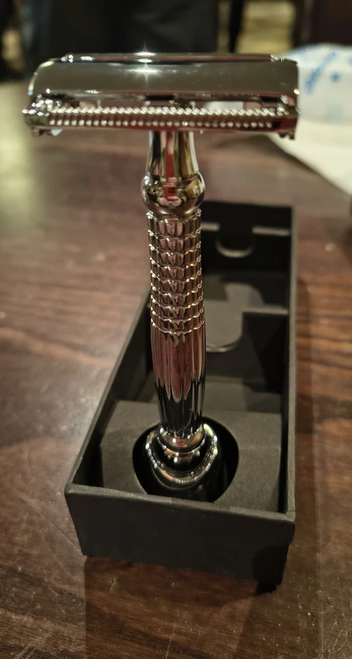 Kit de afeitado Premium Butterfly Safety - Navaja de afeitar de metal cromado + Juego de regalo de soporte - Imagen 3 de 4