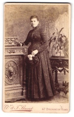 Fotografie W. & J. Stuart, London, 47, Brompton Road, Junge Dame in zeitgenössi 