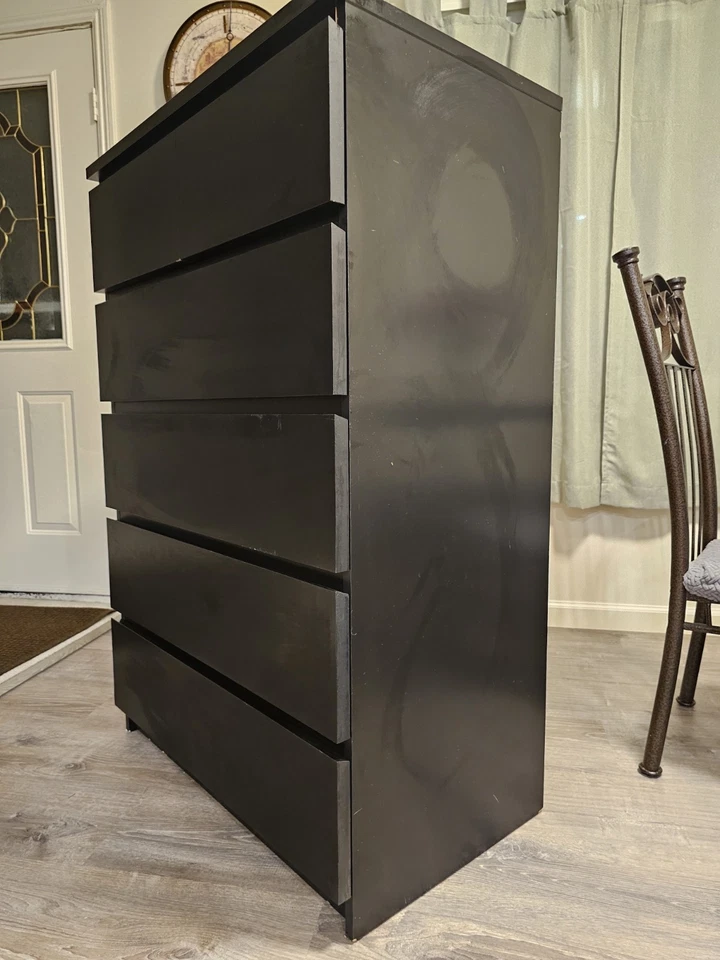 Cómoda mediana de madera negra con 6 cajones en estado sólido usada Foto 3 de 4