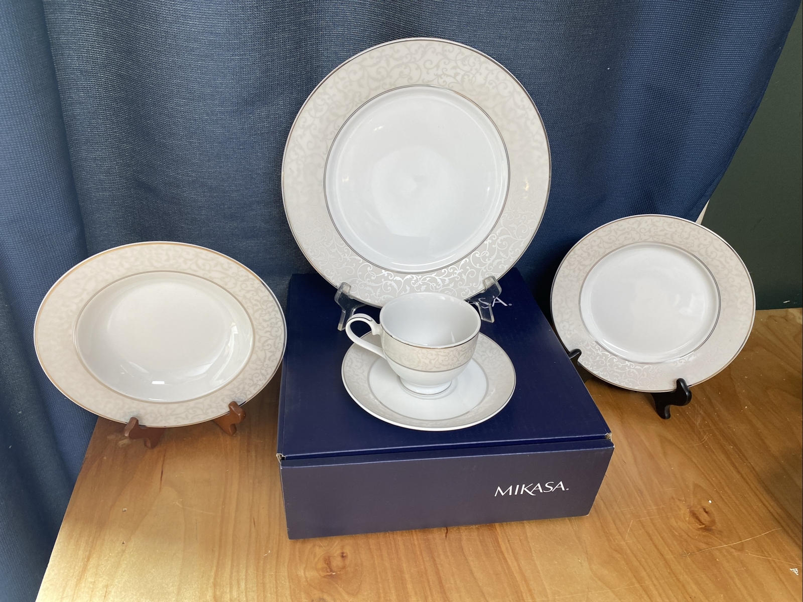 Mikasa Parchment 5-Piece Place Setting, Porcelain Dinnerware