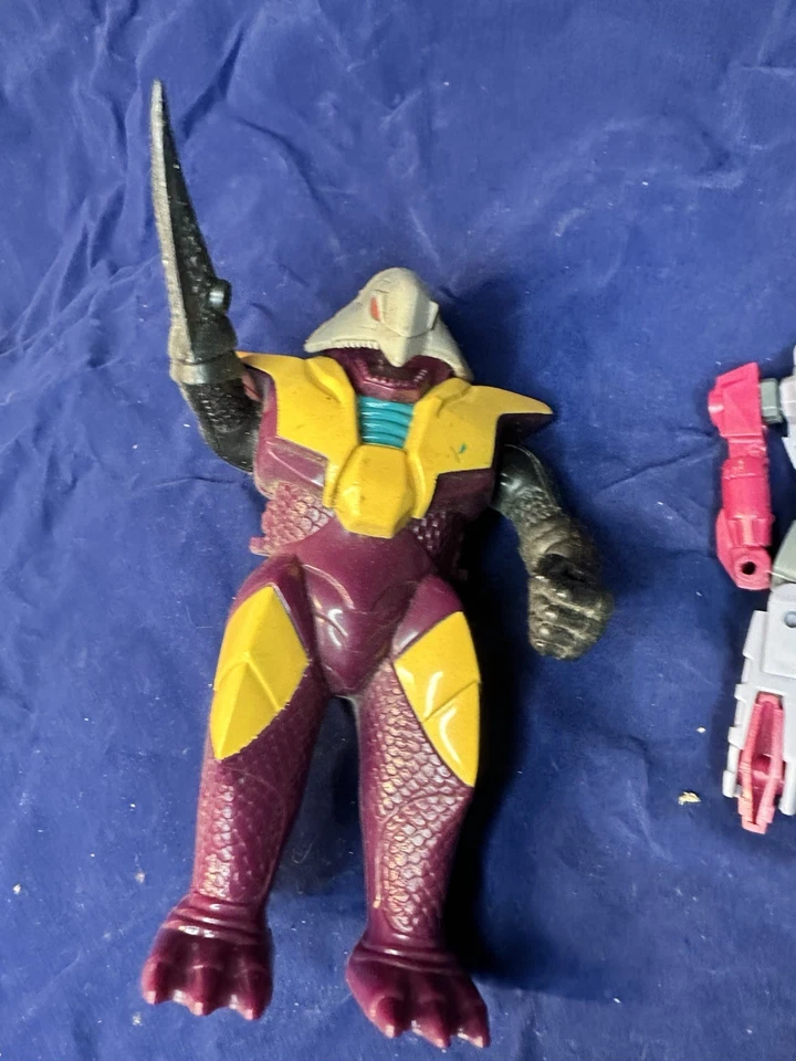 Transformers G1 Finback Pretenders Hasbro 1988 w/ Belt & Robot - Image 2 of 4