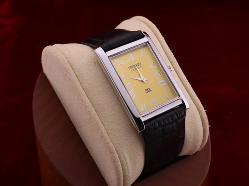 ⌚✨ Vintage Seiko Slim Quartz Gentlemen's Yellow Dial ,Black Dress Watch