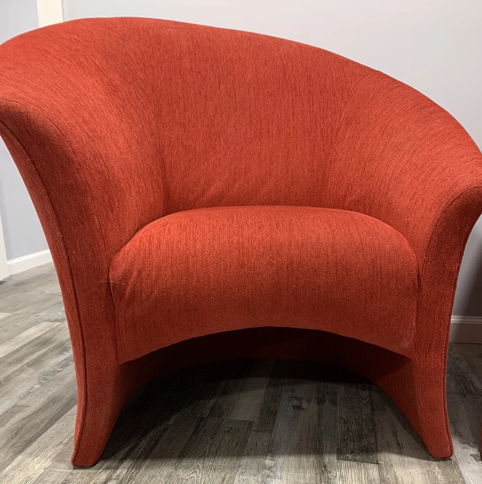 Par de sillones de colección Thayer Coggin esculpidos con respaldo rojo con dos almohadas Foto 4 de 4