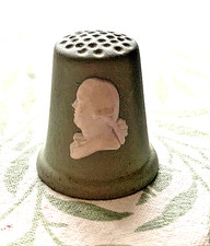 Wedgwood gr&uuml;n Jaspisware Josiah Wedgwood Fingerhut.