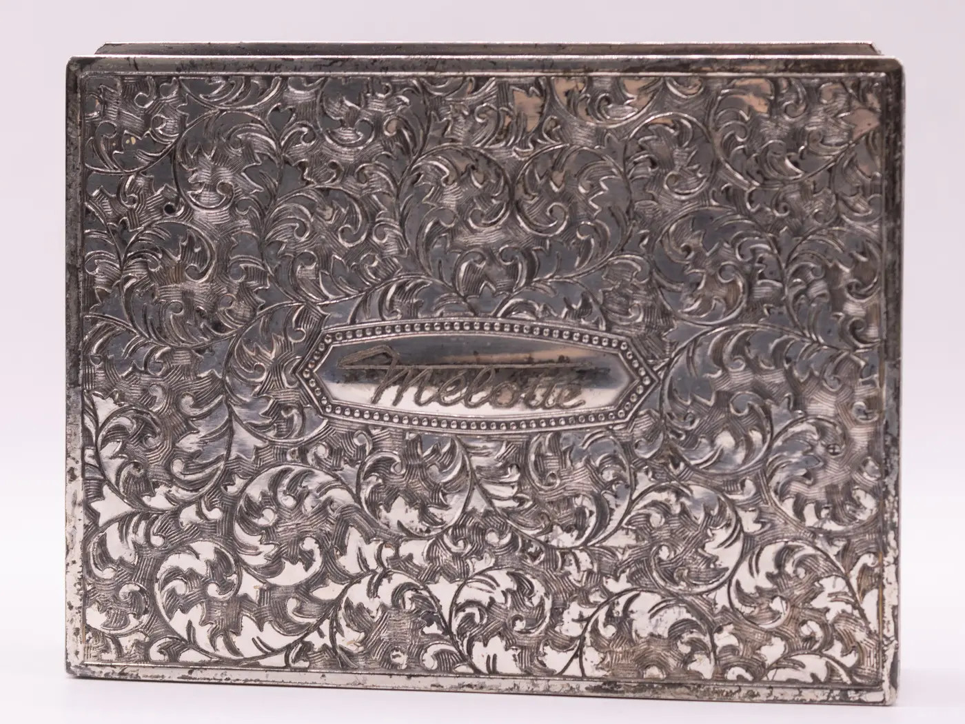 Boîte à tabac en métal argenté avec gravure Melotte d'époque