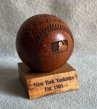 ny-yankees-cooperstown-collection-wooden-baseball-2002-ltd-edition-mlb-vintage