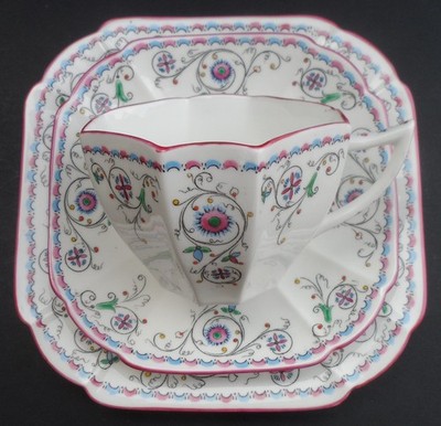 Ein wunderschönes Shelley ''Pink Scroll'' 11502 Queen Anne Form Teetrio. C.1926.