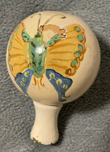 VTG ROUND WOODEN FINIAL WITH BUTTERFLY PAINTED ON IT IN GOOD CONDITION