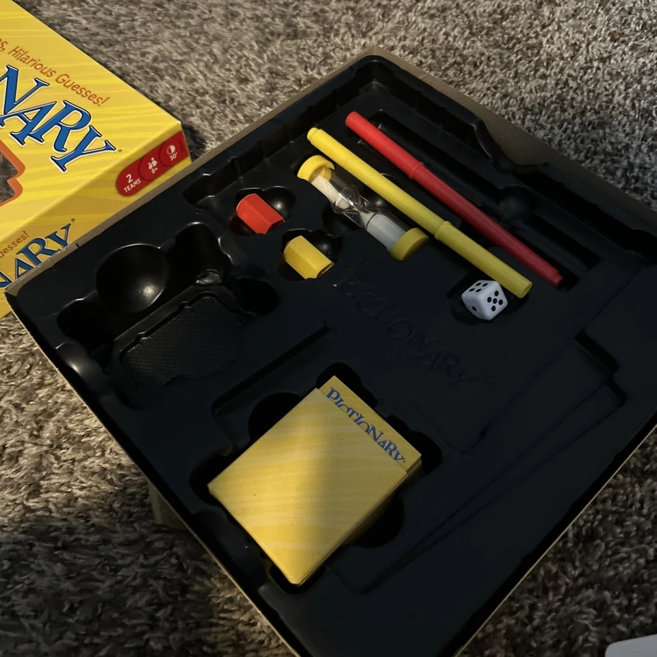 Mattel DKD47 Pictionary Board Game - Image 2 of 2