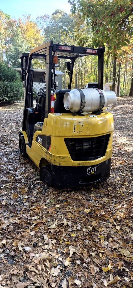 Caterpillar C5000-LP forklift, triple mast, 4,750lb load cap. + 2 sets of forks. - Image 3 of 4