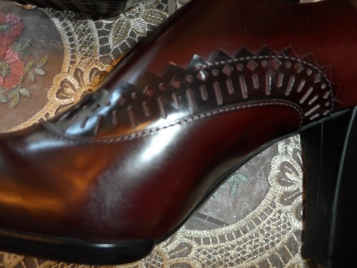 Tod's Burgundy Calf Leather Ankle Booties w/Perforation Detail Size 38.5B - Picture 9 of 21