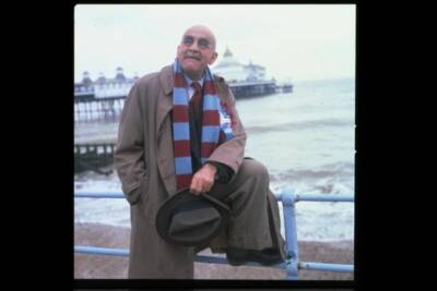 Warren Mitchell posed by Eastbourne pier as his character Alf G- TV Old Photo 2