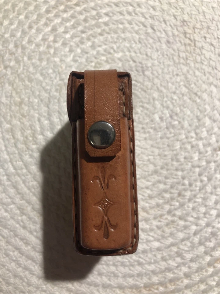 porta cigarrera de cuero peruano con porta encendedor con dibujo de una llama  - Image 3 of 3