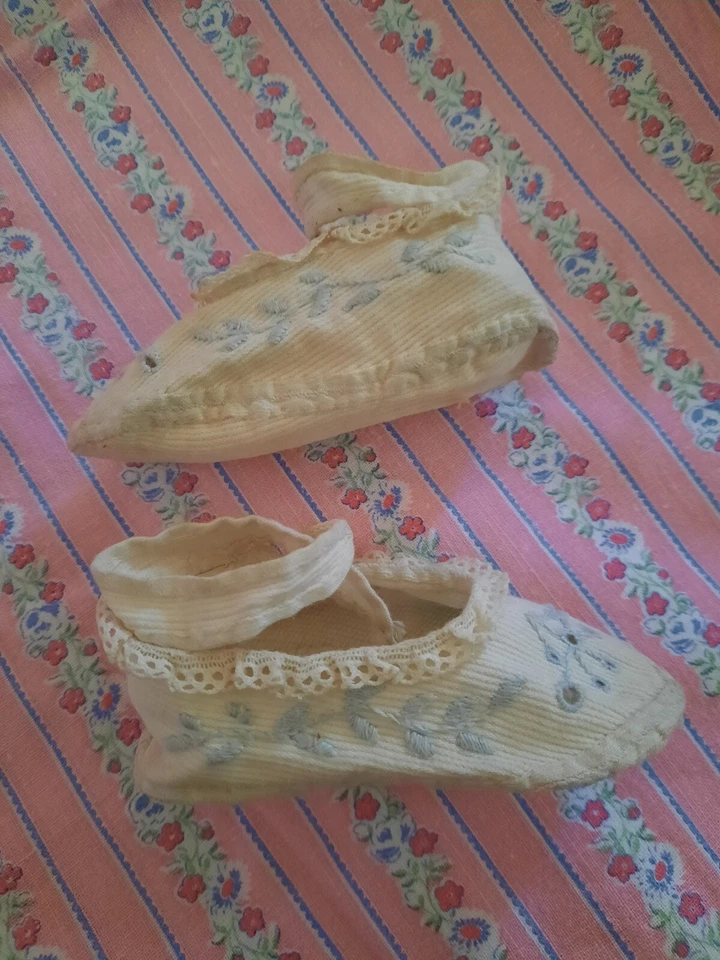 Sapatos de bebê vintage antigos de algodão branco bordado à mão botões de vidro museu - Imagem 3 de 4