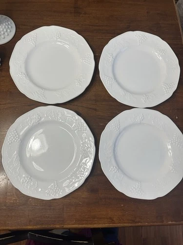 Set of  4 Vintage Indiana Colony Harvest Grapes Milk Glass 9 3/4'' Dinner Plates