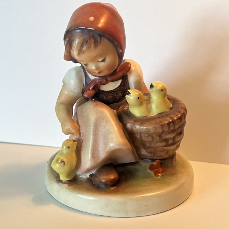 HUMMEL FIGURINE -LITTLE CHICK GIRL TMK2