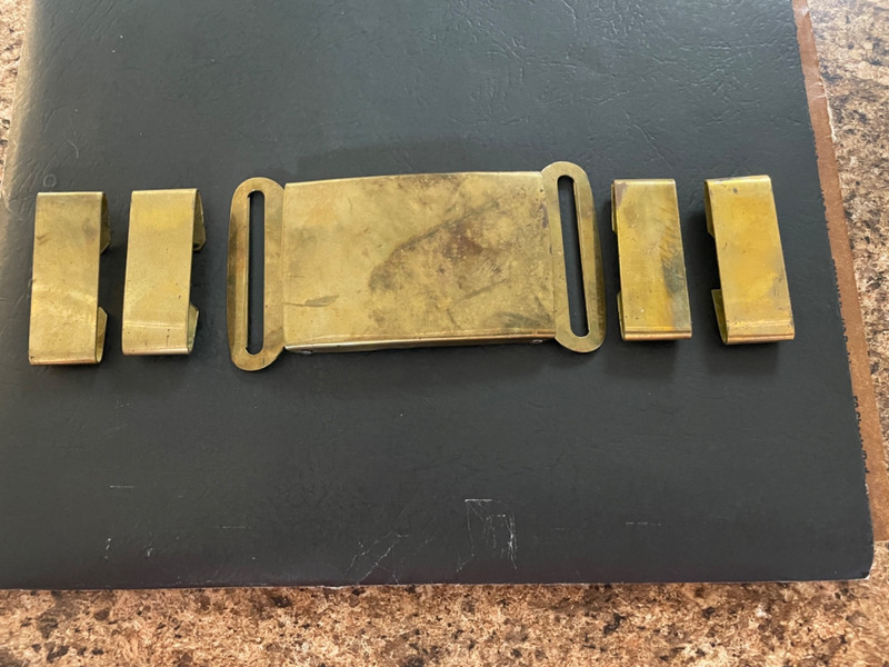 ANTIQUE BRASS MILITARY BELT BUCKLE W/MAIN PLATE AND FOUR SMALL BELT KEEPERS