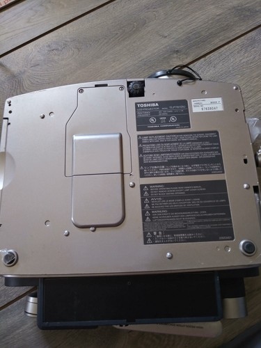 TOSHIBA TLP-781 400:1 SVGA LCD VIDEO PROJECTOR