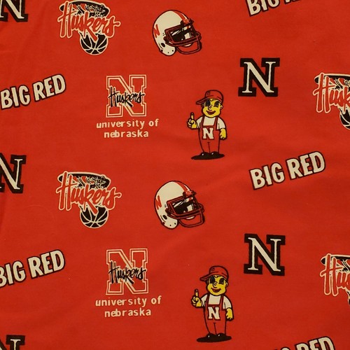 Ne Nebraska Corn Huskers CornHuskers Scrub top size M medium Big Red University