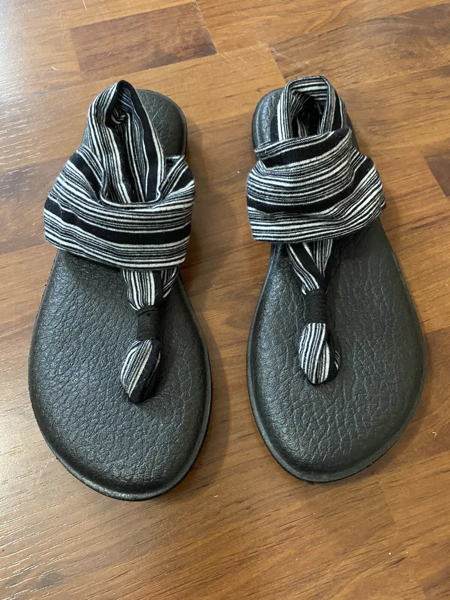 Womens size 8 Sanuk yoga flip flops sandals black white