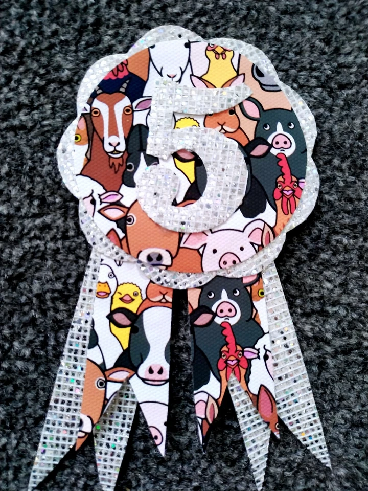 Animales de granja Roseta de cumpleaños Pin de insignia hecho a pedido en cualquier hito de la edad  Foto 2 de 2