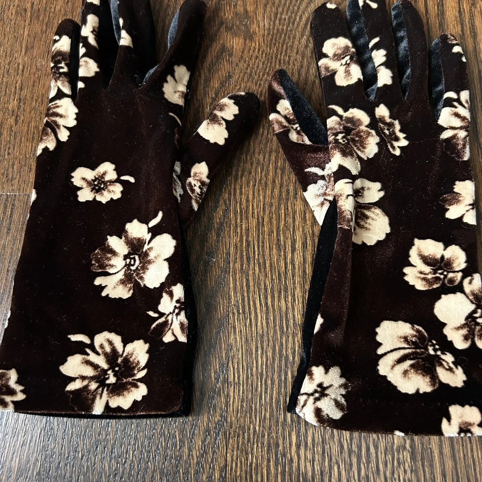 Guantes de terciopelo marrón floral con flores crema Foto 3 de 4