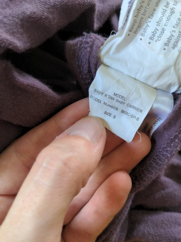 Portabebés K'tan Púrpura Pequeño Bebé con Envoltura Elástica Recién Nacido Foto 4 de 4