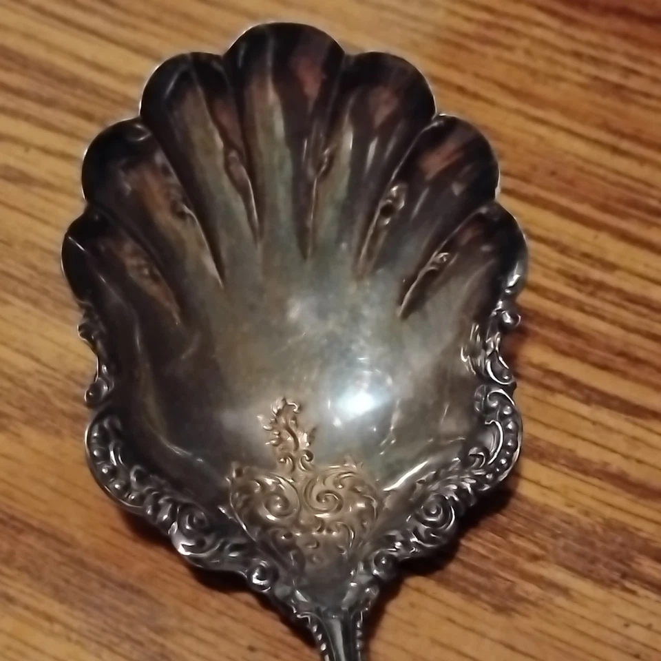 1900 WM ROGERS SILVER PLATE SCALLOP SERVING SPOON Nice Patina - Image 2 of 4