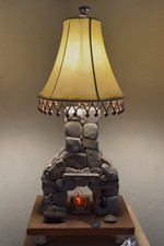 Chimenea rústica vintage hecha a mano de piedra y madera con lámpara de mesa, 27" de alto