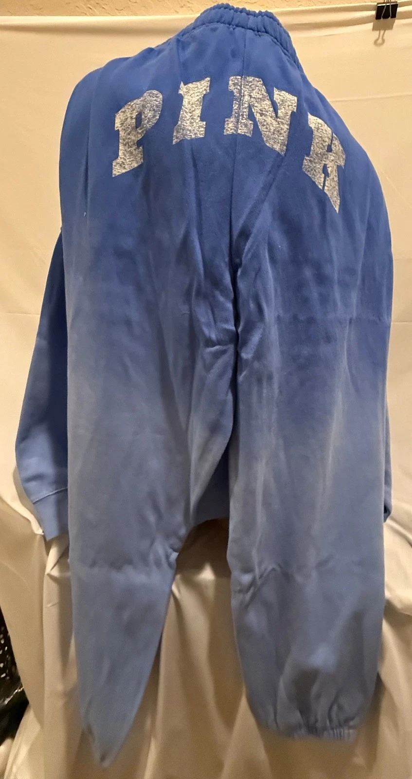 UNDERCOVER VICTORIAS SECRET ROSA PULLOVER MEZZA ZIP FELPA CON CAPPUCCIO OVERSIZE PAESAGGIO MARINO BLU OMBREGGIATO ?