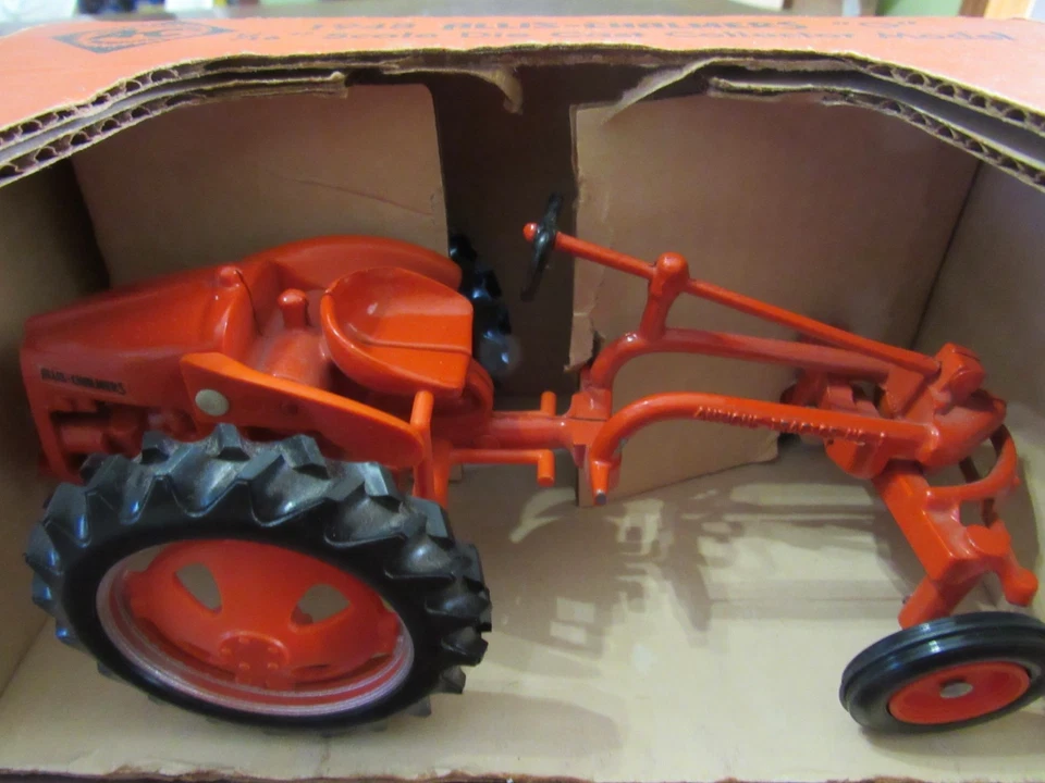 SCALE MODELS 1/16 SCALE 1948 ALLIS-CHALMERS "G" TRACTOR - NIB - Image 3 of 4