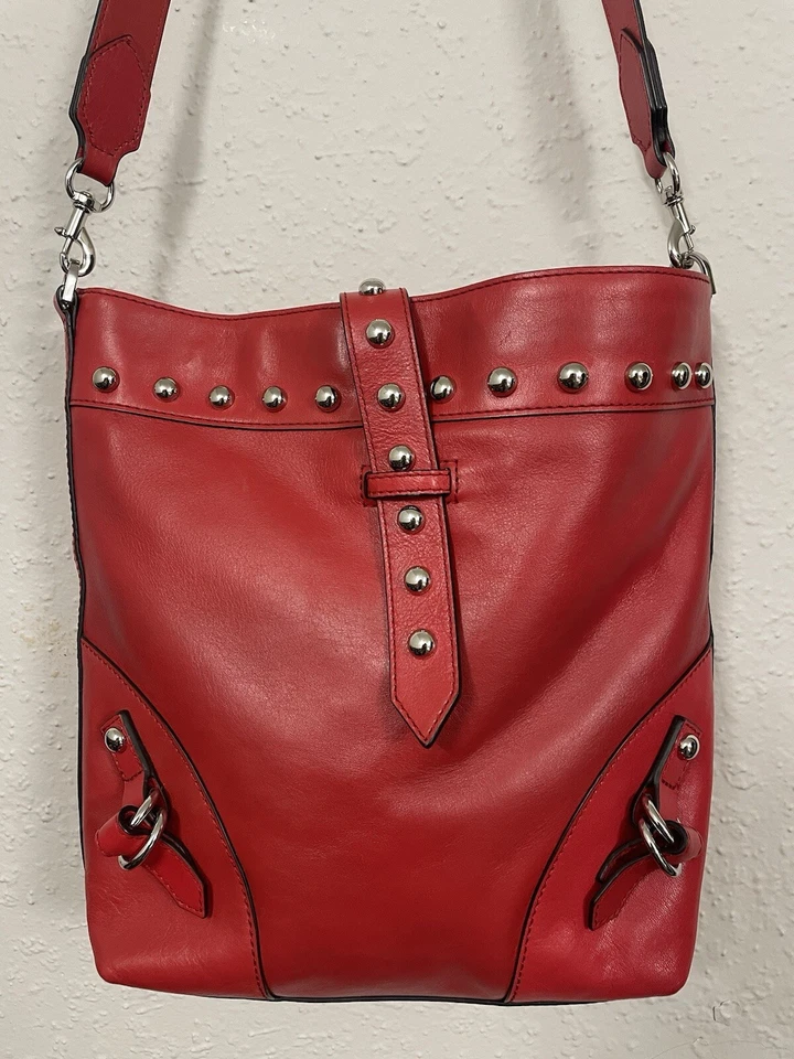 Bandolera de cuero roja Rebecca Minkoff tachuelas plateadas vaquera occidental boho hippie Foto 2 de 4