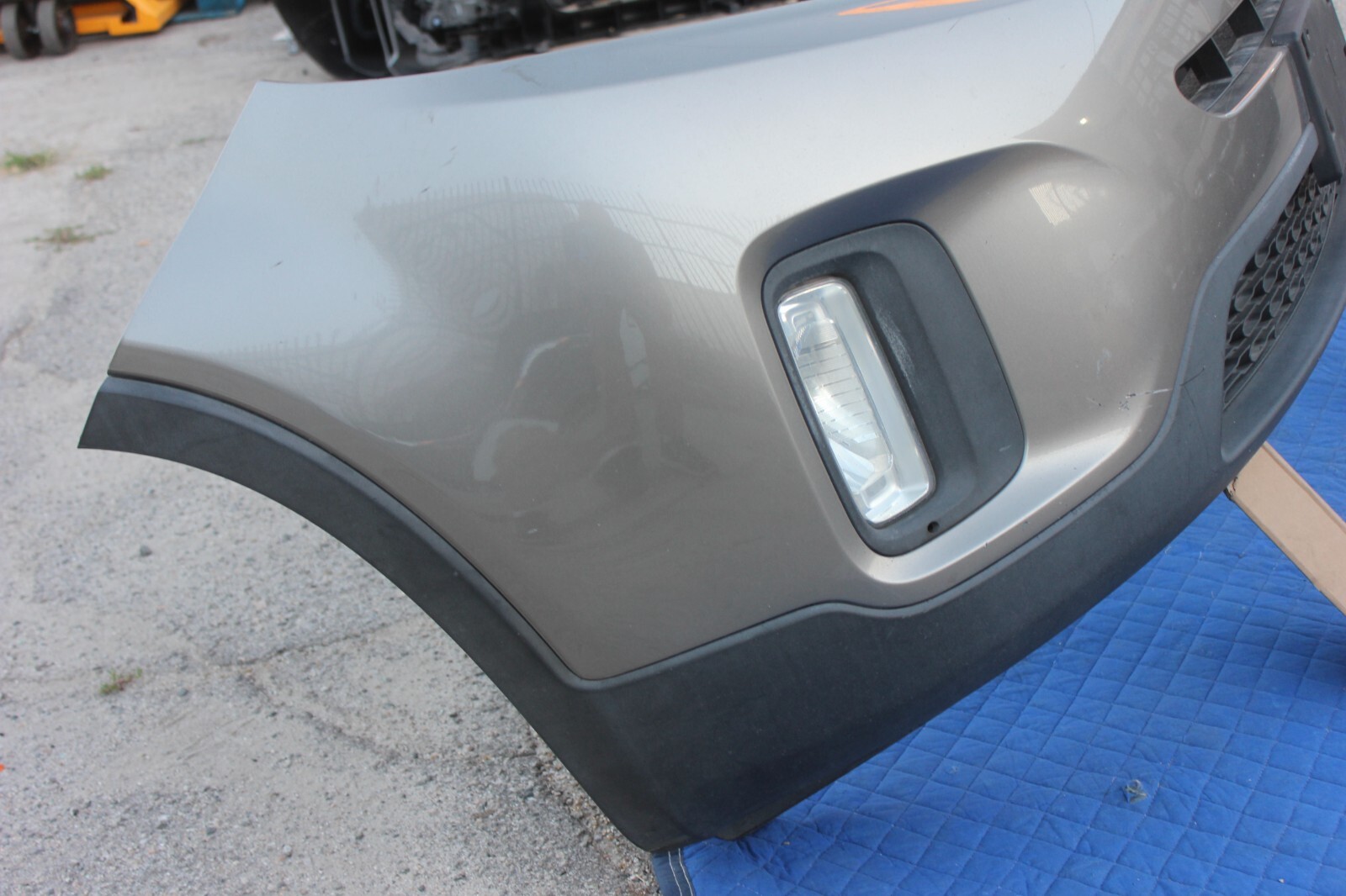 14-15 KIA SORENTO FRONT BUMPER ASSEMBLY FOG COVER GRILL FOAM GENUINE OEM BROWN