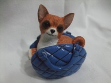 Statue de collection PEAKDALE -  CHIHUAHUA POIL COURT DANS UN SAC BLEU