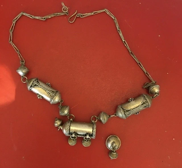 Collier ethnique femme : perles, argent, doré, rouge
