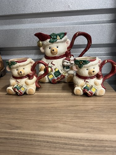 Brocca e 2 tazze vintage Fitz and Floyd Omnibus 1995 Natale orsacchiotto 2,5 qt - Foto 1 di 7