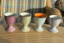4 ältere Eierbecher Porzellan bunt Perlmuttglanz aus Sammlung Ostern