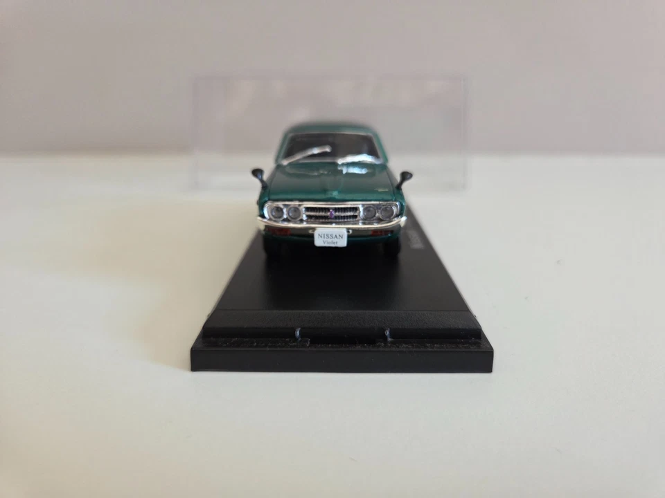 Hachette Norev 1/43 Nissan Violeta - Verde Metálico - 1973 - Imagen 2 de 4