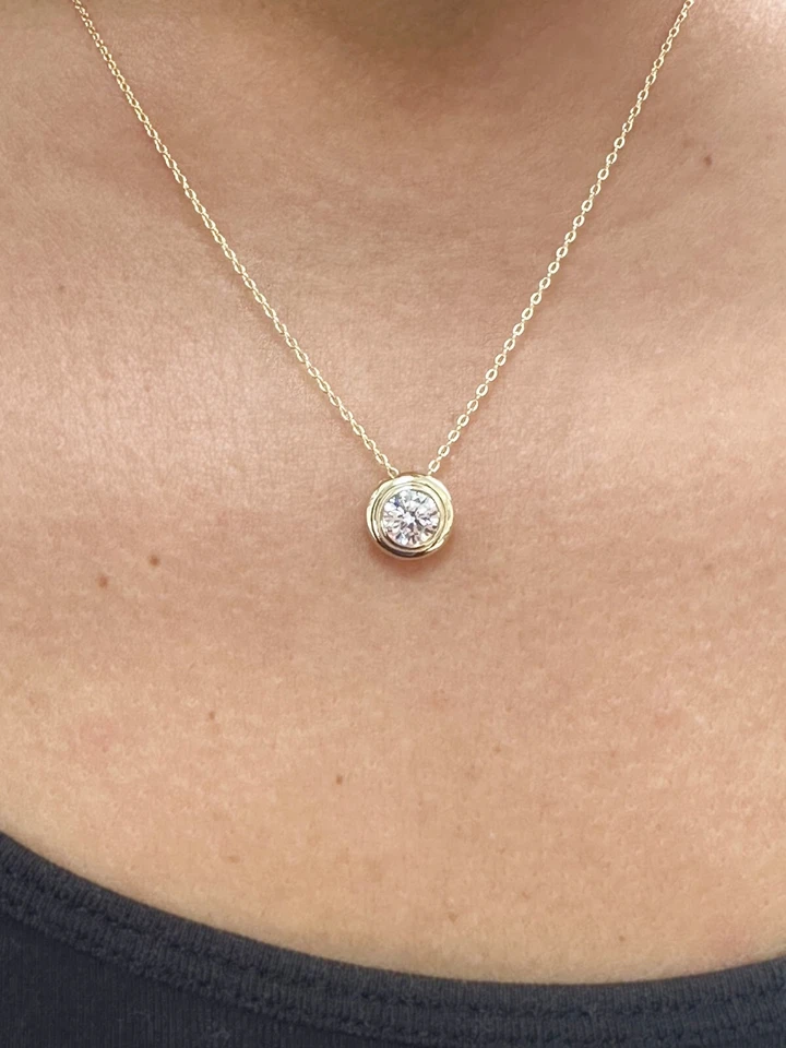 Colgante solitario con bisel de diamantes redondo certificado IGI 14 k oro amarillo macizo 1,00 quilates Foto 4 de 4