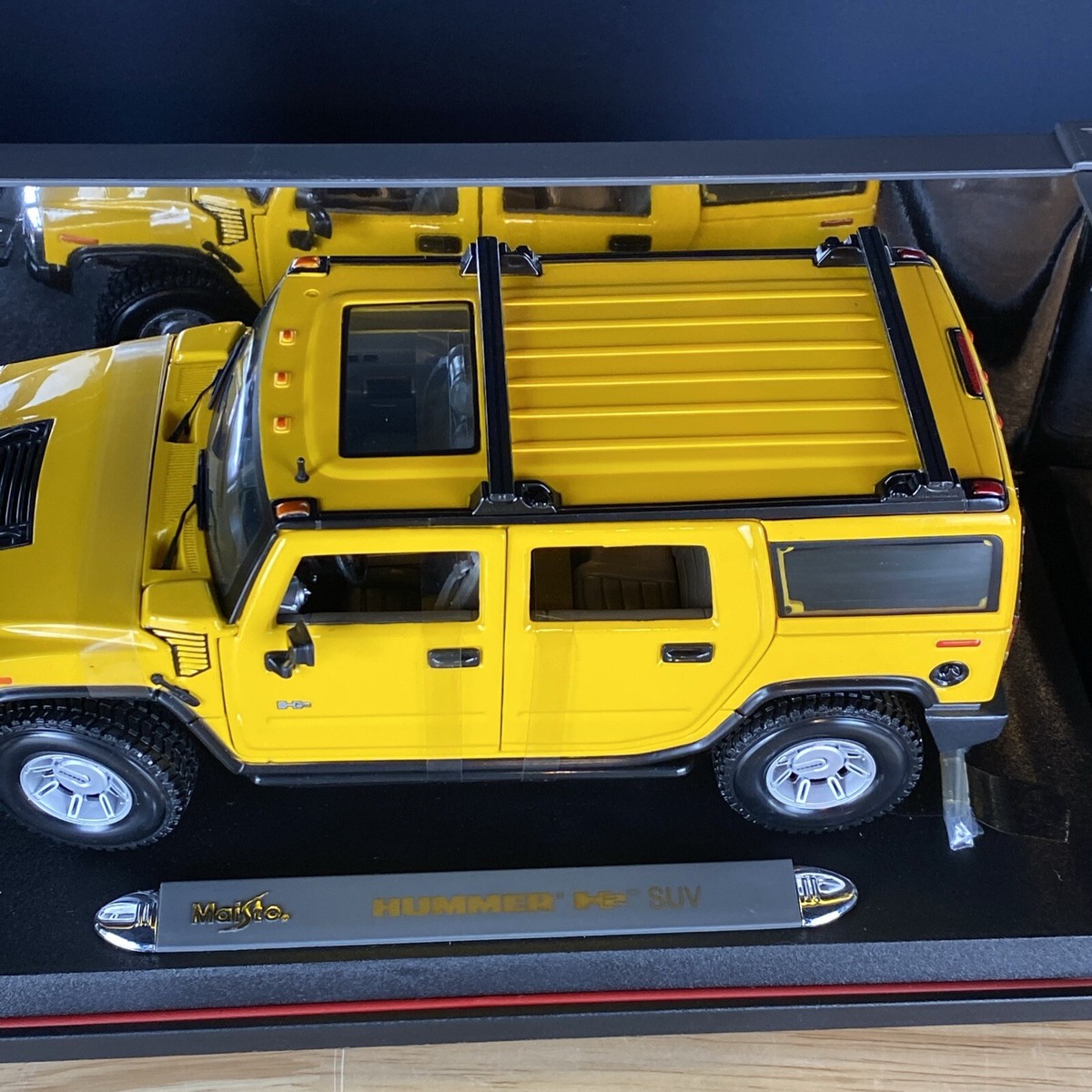 Maisto Hummer H2 SUV Premiere Edition 1:18 Scale w/ Stand - Yellow