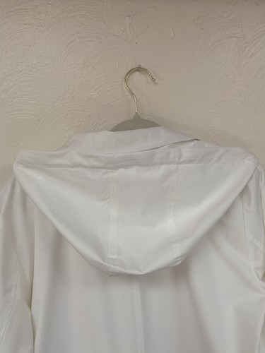 Leichter weißer Windbreaker von Vince Camuto. - Bild 6 von 10