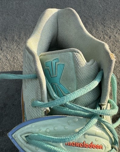 Nike SpongeBob SquarePants x Kyrie 5 Squidward scarpa destra CJ6951-300 uomo 12 - Foto 4 di 15