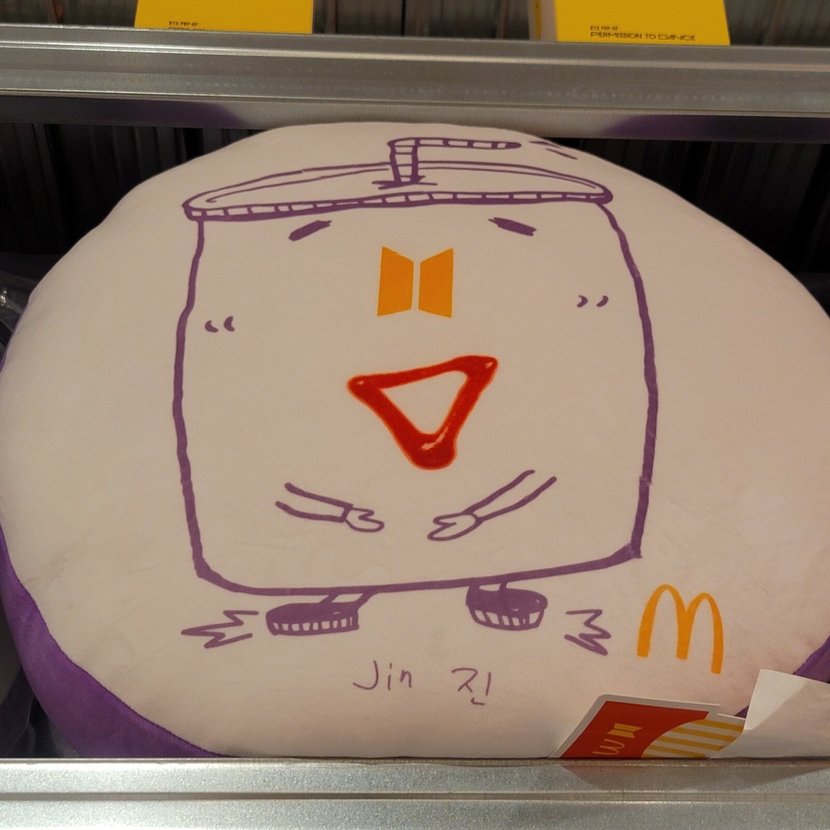 BTS マクドナルド クッション V ブイ テテ BTS マクドナルド コラボクッション V - メルカリ