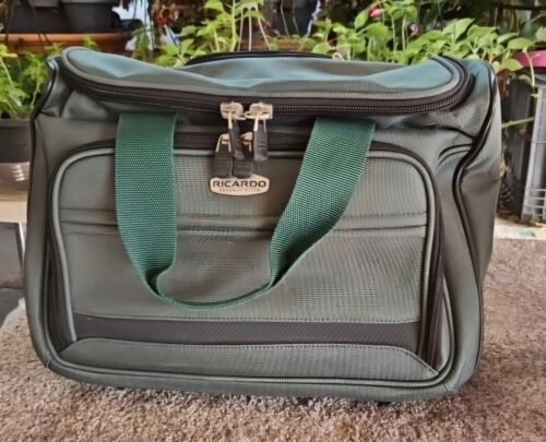 RICARDO BEVERLY HILLS Carry On Luggage Roller Bag Suitcase/Wheels 6 Pounds Empy