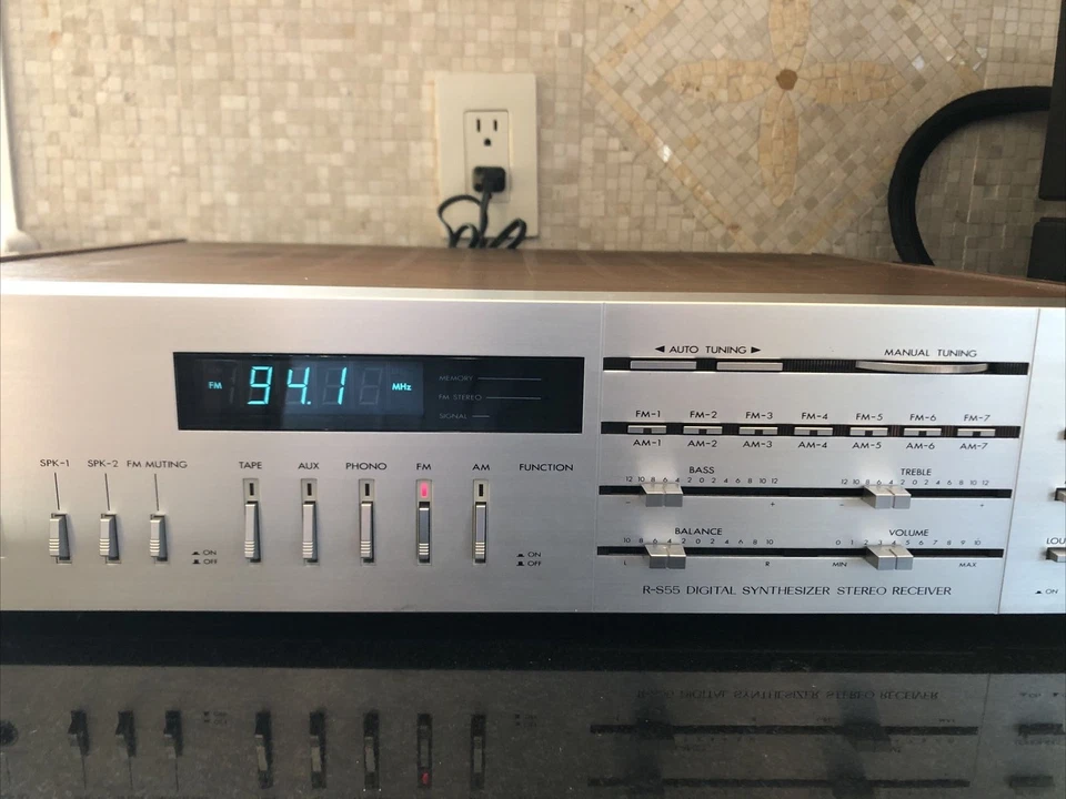 JVC R-S55 STEREO AM/FM RECEIVER SYNTHESIZER 40 WPC Perfect Working Condition - Image 3 of 4