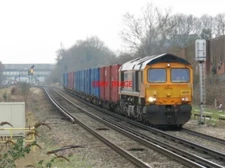 PHOTO  CLASS 66  66731 PASSES HORLEY WITH A SHORT CONTAINER TRAIN USED AS BARRIE