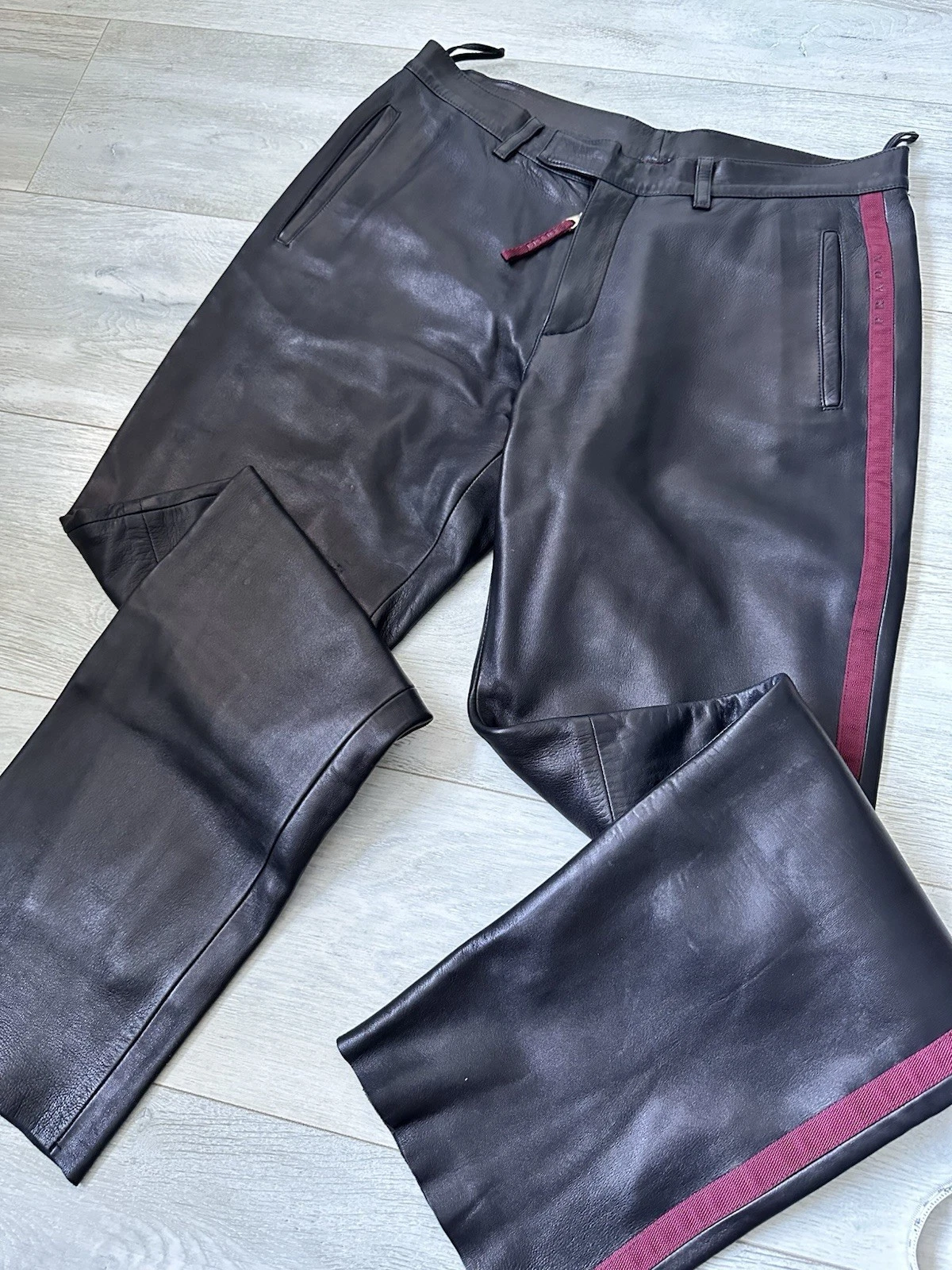 Pantalone classico Prada in pelle con logo nero taglia M